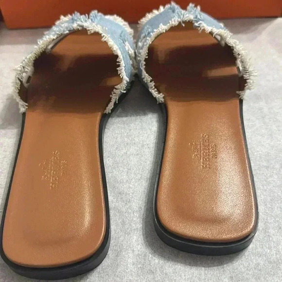 HERMES ORAN FRINGED LIGHT DENIM SANDAL
-NEW FULL SET 
-NEVER WORN
SZ38 - Picture 4 of 8